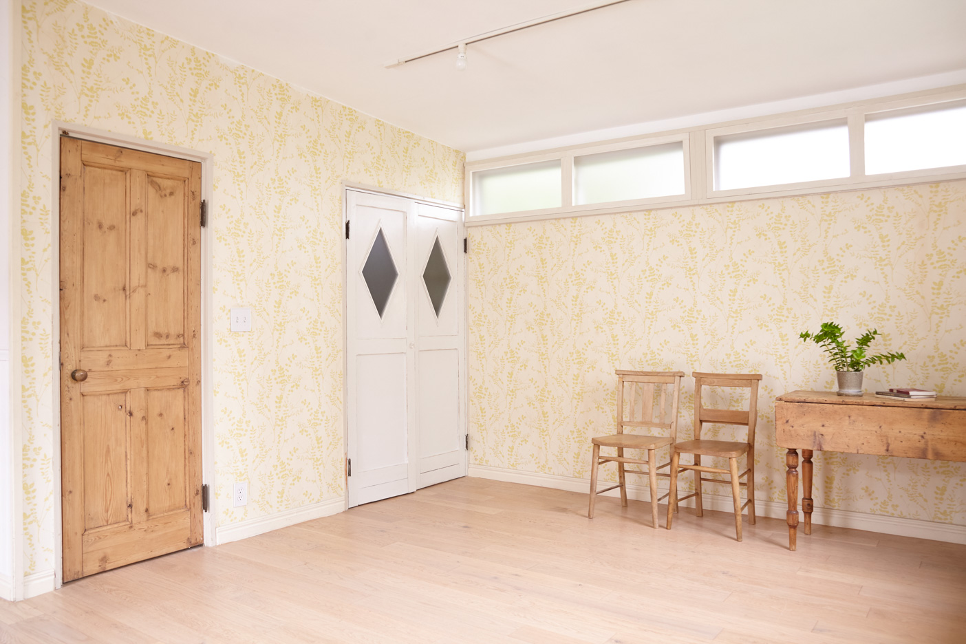 かわいい壁紙とクローゼット