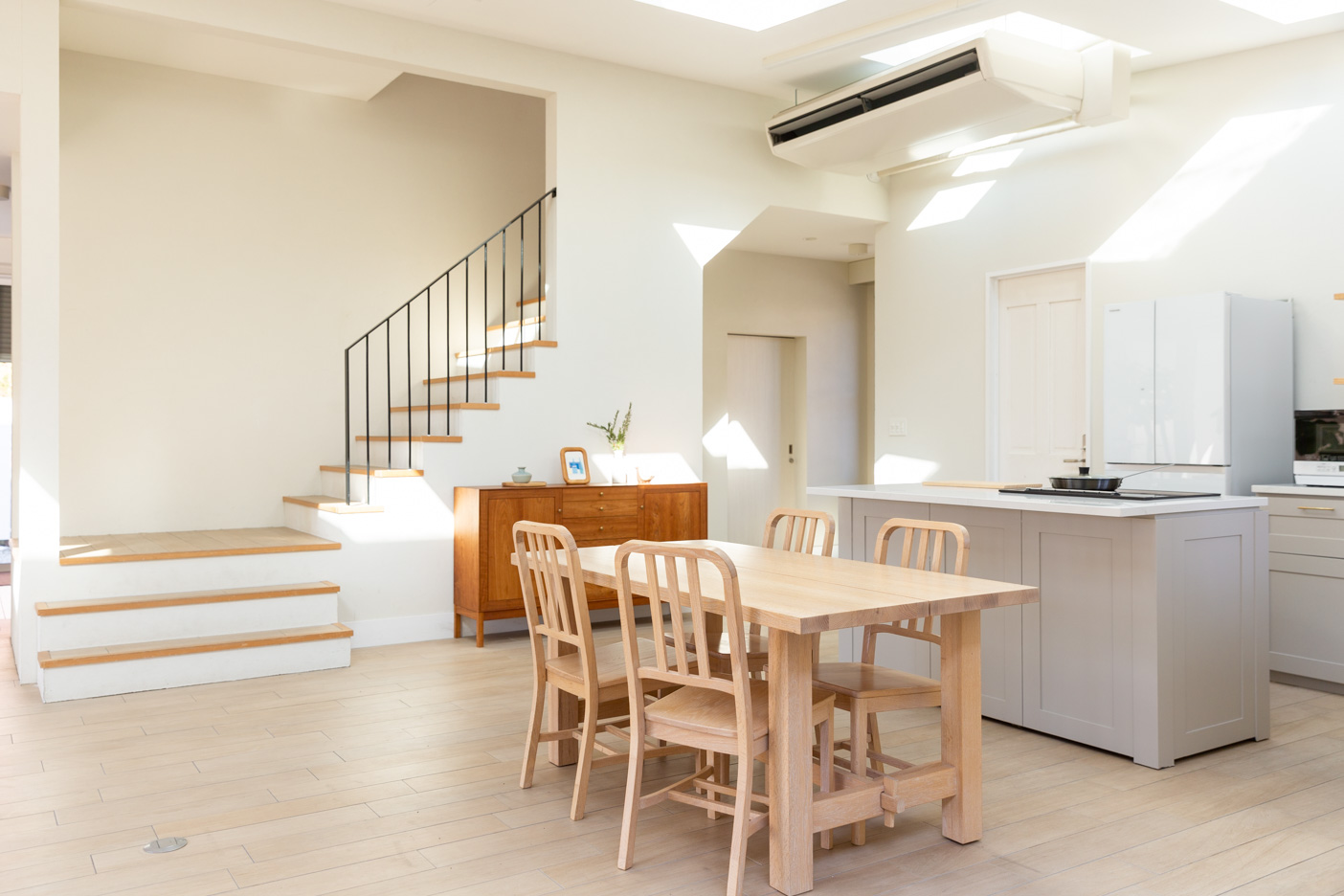 ダイニングキッチンと階段