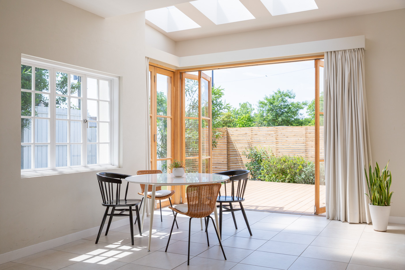 おしゃれなダイニングとウッドデッキ