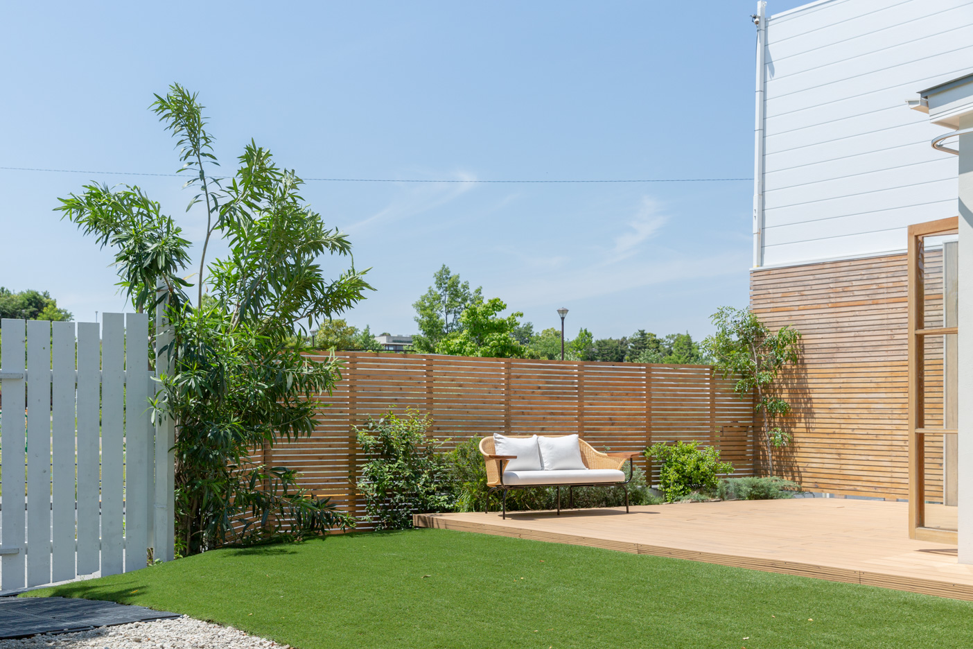 広い庭とウッドデッキ