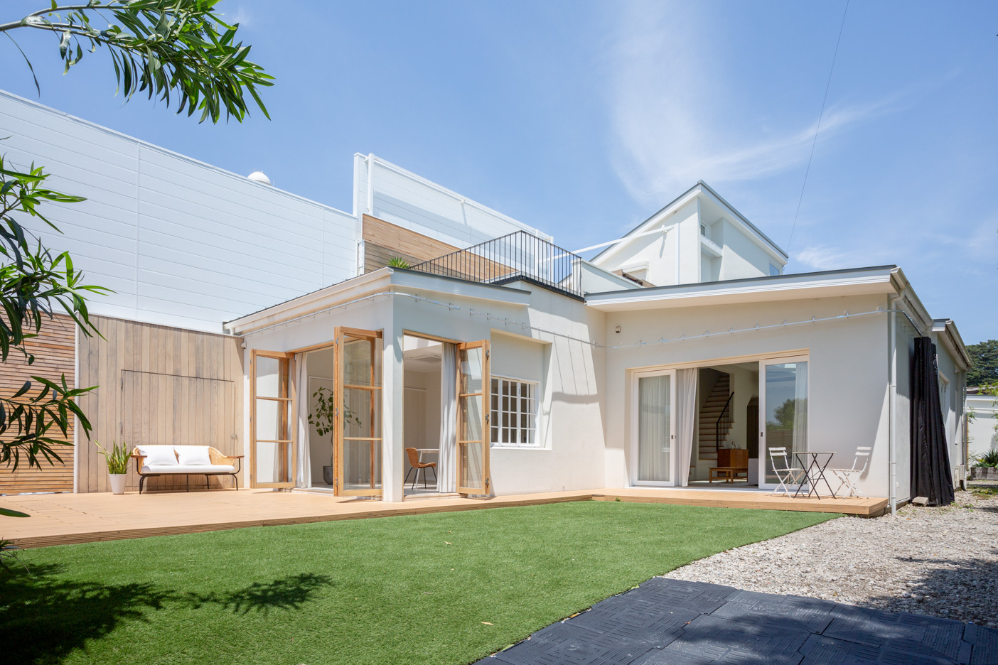 広い庭とウッドデッキ　一軒家