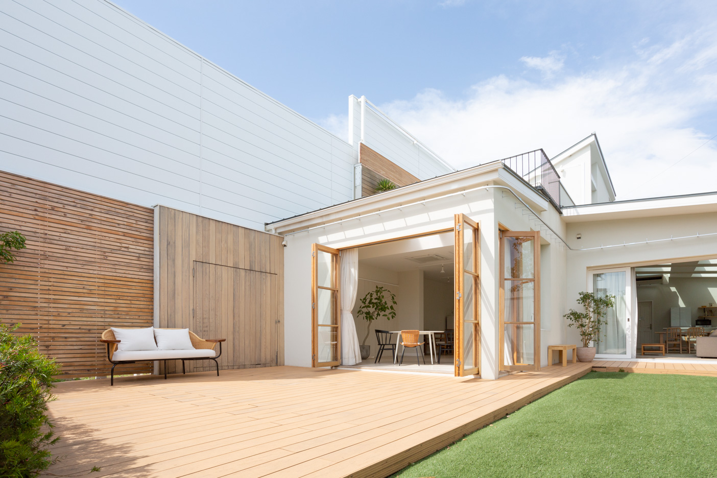 広いウッドデッキのある一軒家