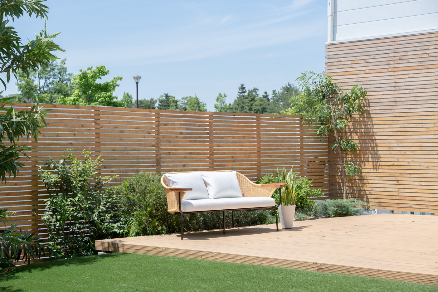 広い庭とウッドデッキ　テラス