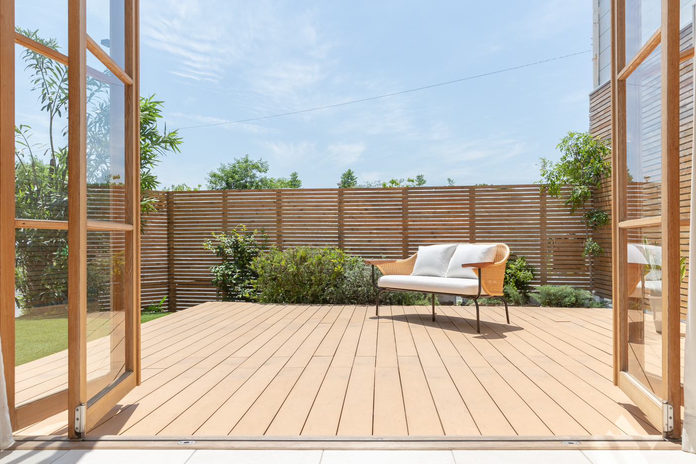 広い庭とウッドデッキ　テラス