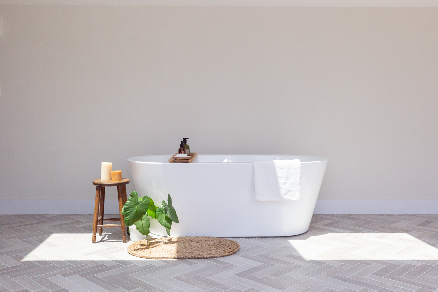 白・オフ白の壁　バスタブ