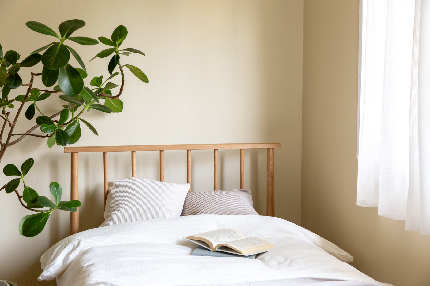 ナチュラルなベッド・ベッドルーム