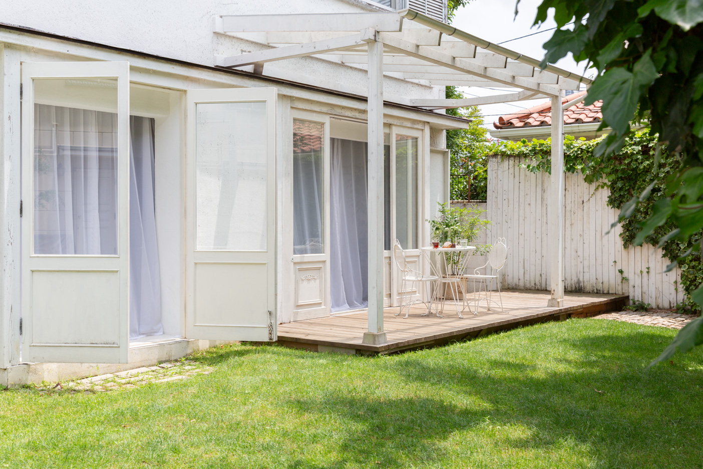 ウッドデッキがある庭　一軒家