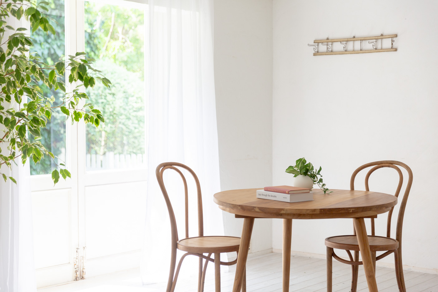 シンプルで安いシャビーシックなシンプルダイニング　白壁