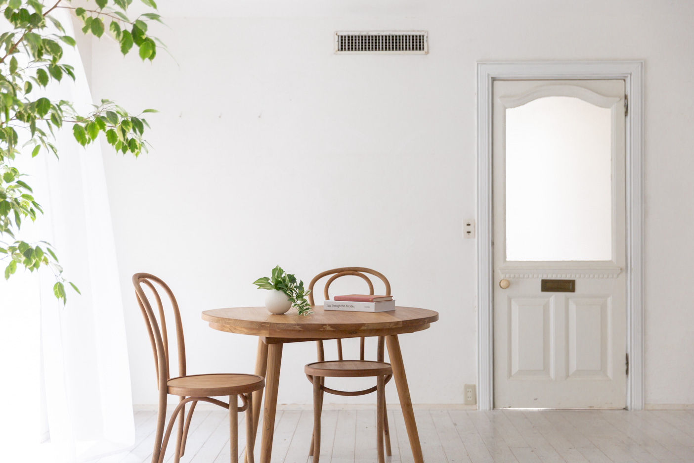 安いシャビーシックなシンプルダイニング　白壁