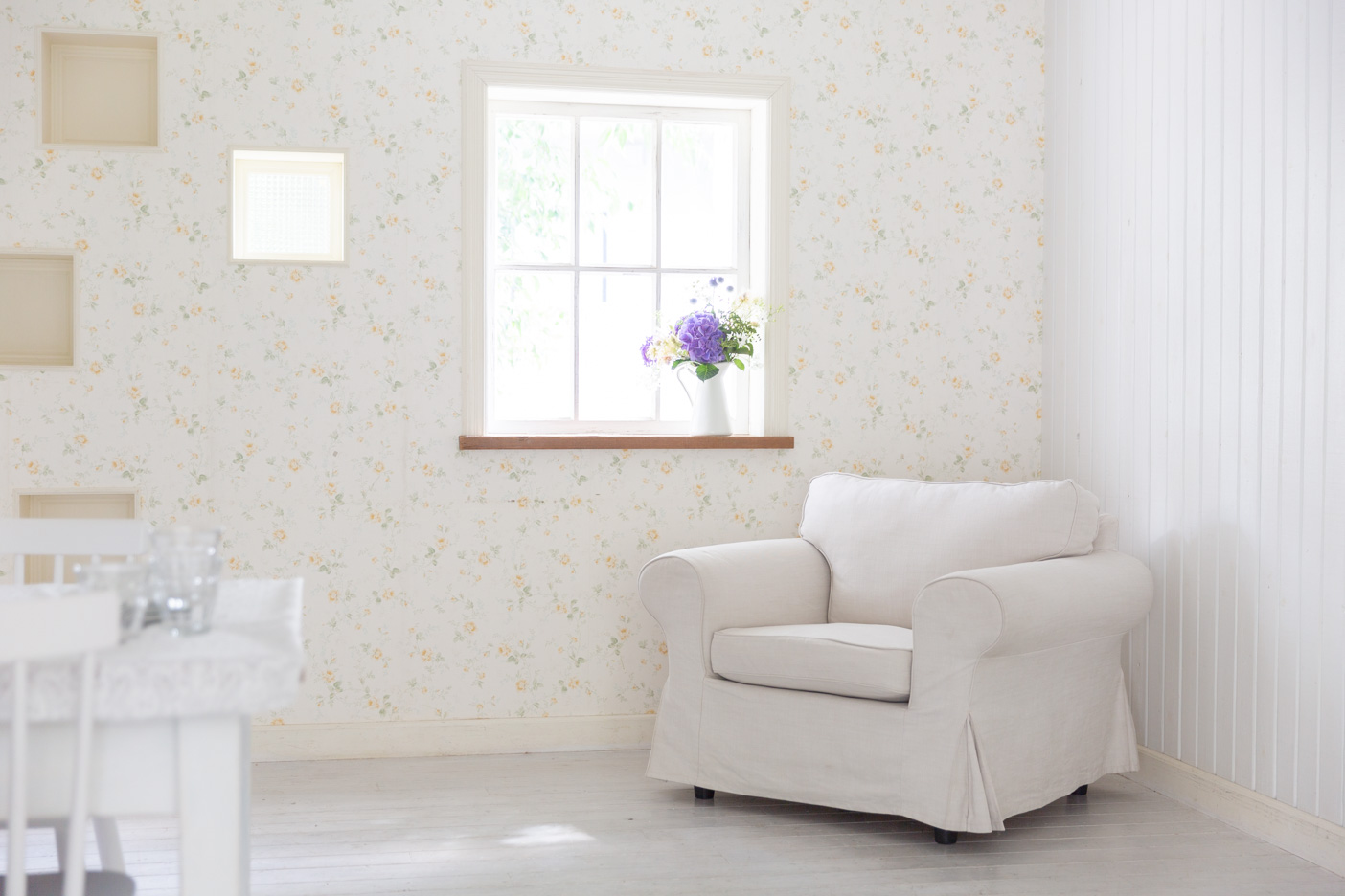 小花柄の壁紙とソファ