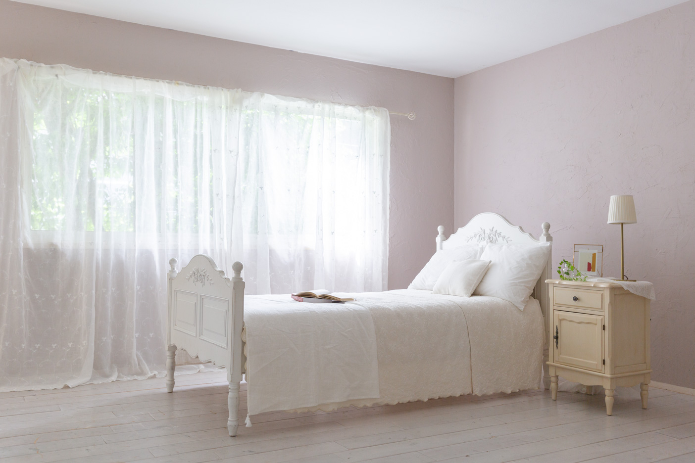 ピンクグレーの漆喰壁のロマンティックベッドルーム