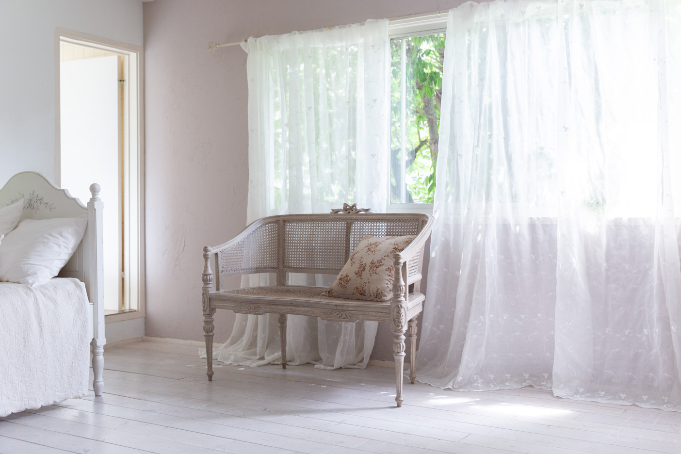 ピンクグレーの漆喰壁とアンティークベンチ