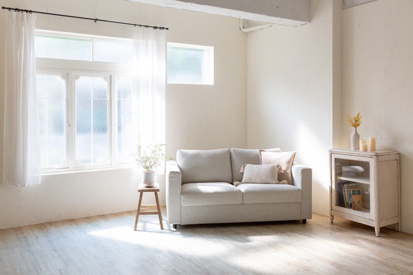 シンプルなリビングダイニング。