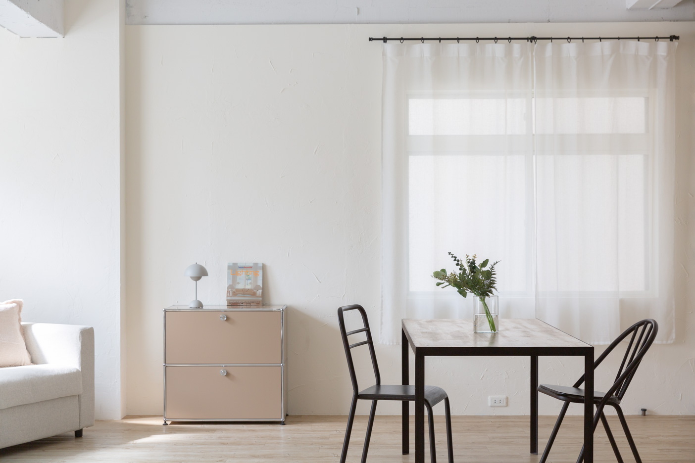 シンプルなリビングダイニング