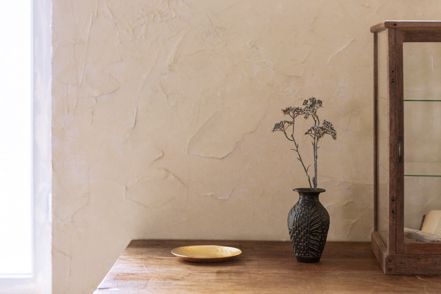 柔らかなイエロー壁とアンティークの建具