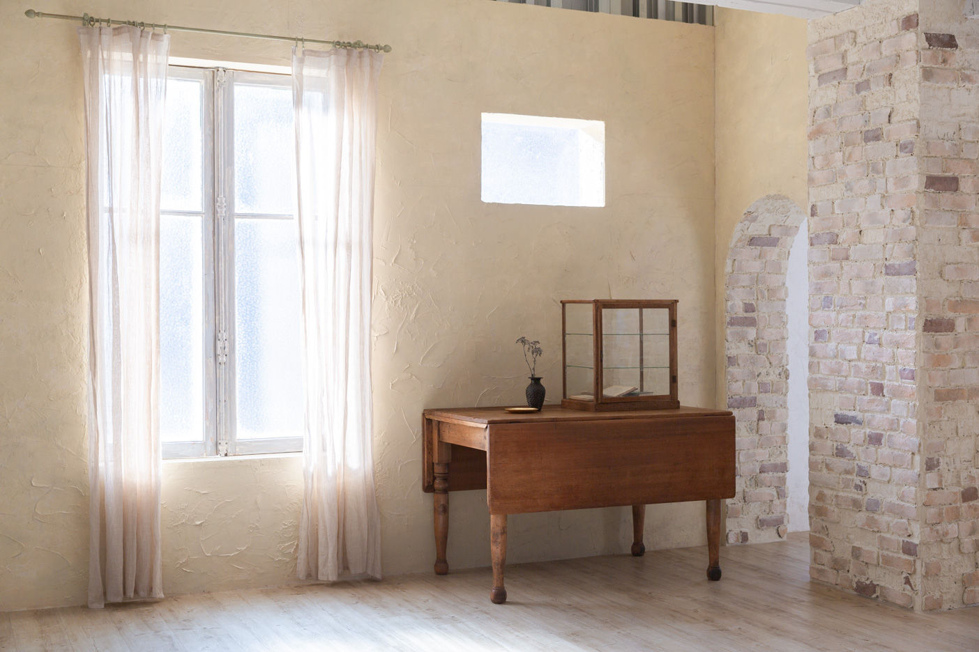 柔らかなイエロー壁とアンティークの建具